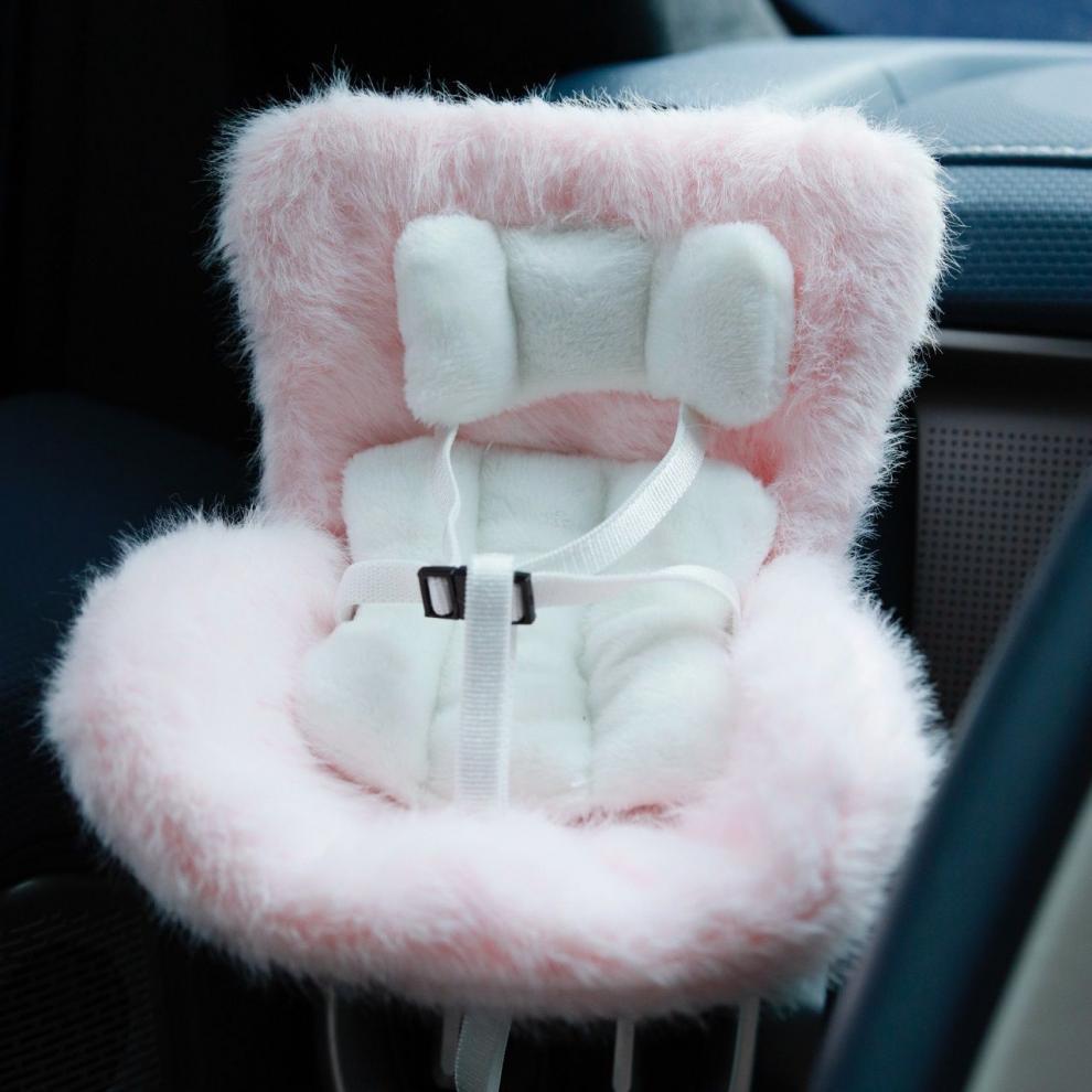 he safety seat that can be placed on the desktop or car air outlet is suitable for various plush toys and 17cm LBB seating party